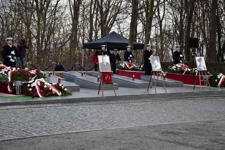 Gdynia. Pogrzeb marynarzy - ofiar terroru komunistycznego