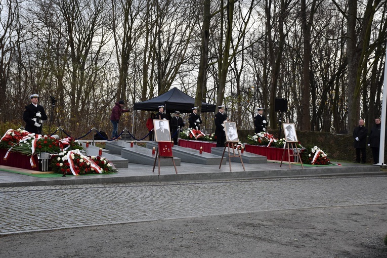 Gdynia. Pogrzeb marynarzy - ofiar terroru komunistycznego