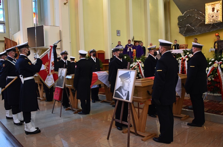 Msza św. pogrzebowa sprawowana była w kościele Marynarki Wojennej RP pw. Matki Bożej Częstochowskiej w Gdyni-Oksywiu
