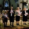 Jako pierwsi wystąpili członkowie chóru parafialnego, który śpiewał ponad 30 lat temu. Zespół śpiewaczy powstał jeszcze przed II wojną światową. 