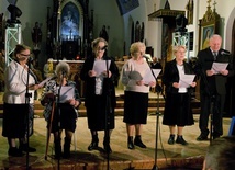 Jako pierwsi wystąpili członkowie chóru parafialnego, który śpiewał ponad 30 lat temu. Zespół śpiewaczy powstał jeszcze przed II wojną światową. 