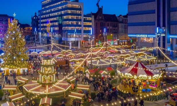 Katowice. Trwa Jarmark Bożonarodzeniowy na katowickim rynku 