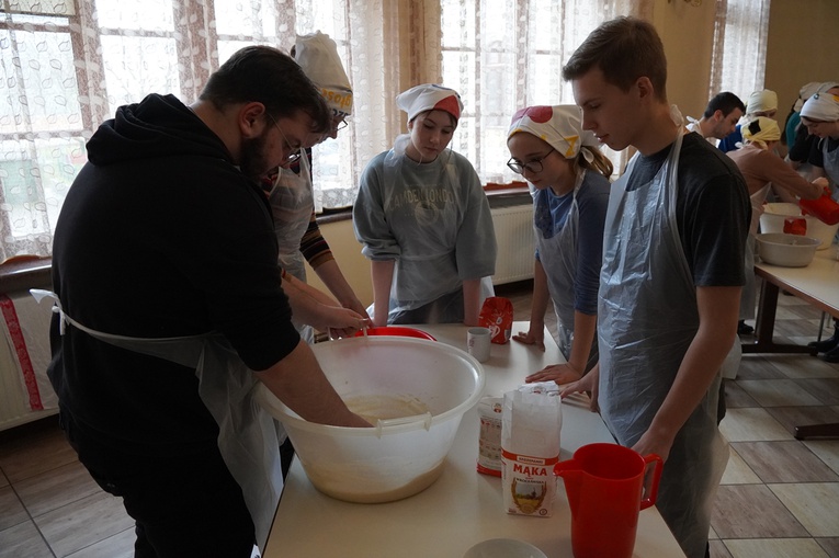 Młodzi ubogim. Modlitwa, integracja i bułeczki św. Elżbiety