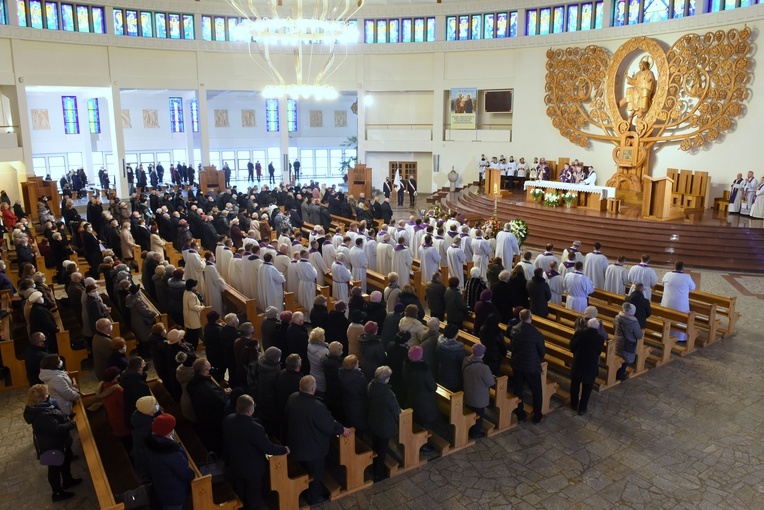 Płock. Pogrzeb ks. Piotra Muzyczyszyna