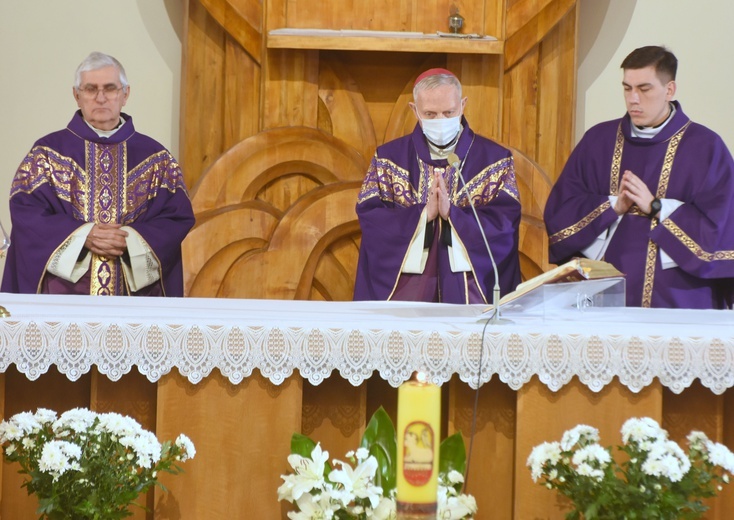 Płock. Pogrzeb ks. Piotra Muzyczyszyna