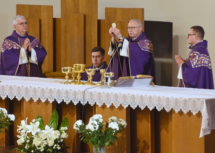 Płock. Pogrzeb ks. Piotra Muzyczyszyna