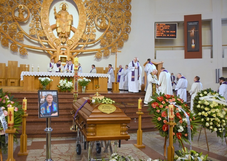 Płock. Pogrzeb ks. Piotra Muzyczyszyna