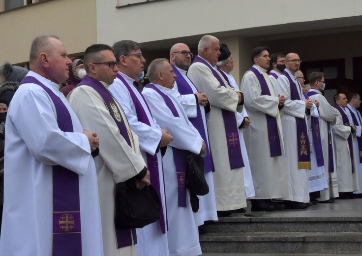 Płock. Pogrzeb ks. Piotra Muzyczyszyna