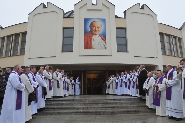 Płock. Pogrzeb ks. Piotra Muzyczyszyna
