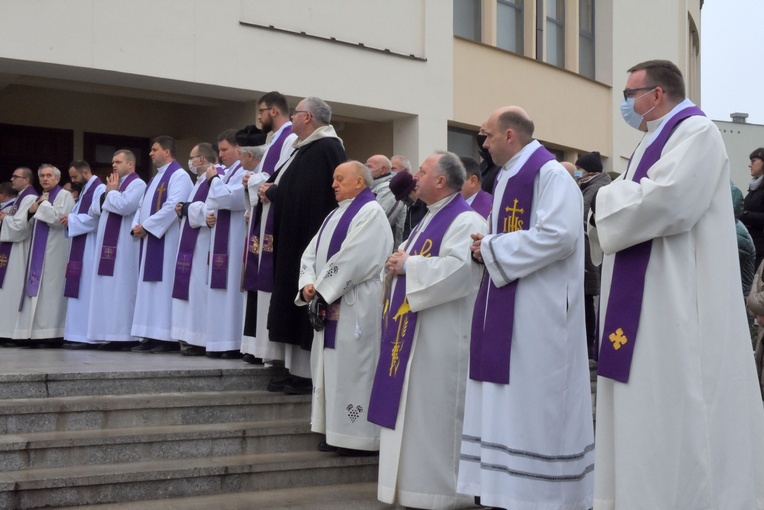 Płock. Pogrzeb ks. Piotra Muzyczyszyna