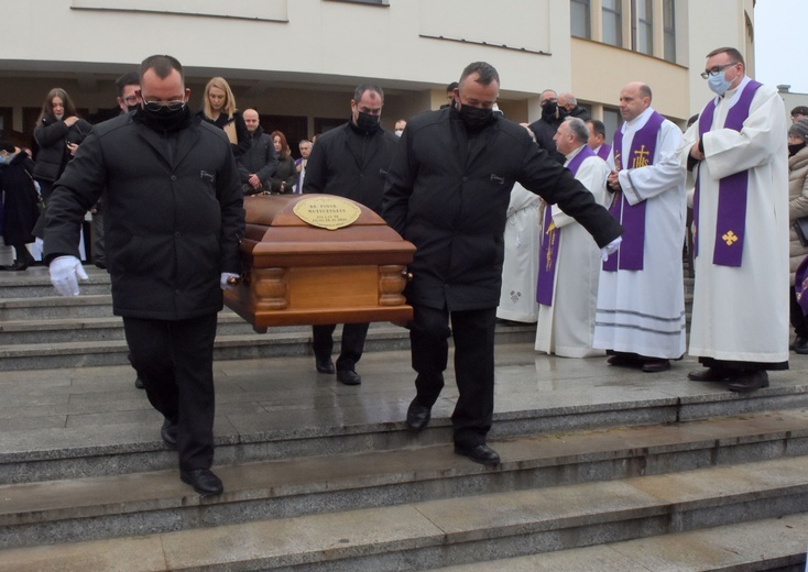 Płock. Pogrzeb ks. Piotra Muzyczyszyna