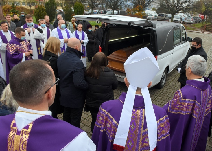 Płock. Pogrzeb ks. Piotra Muzyczyszyna