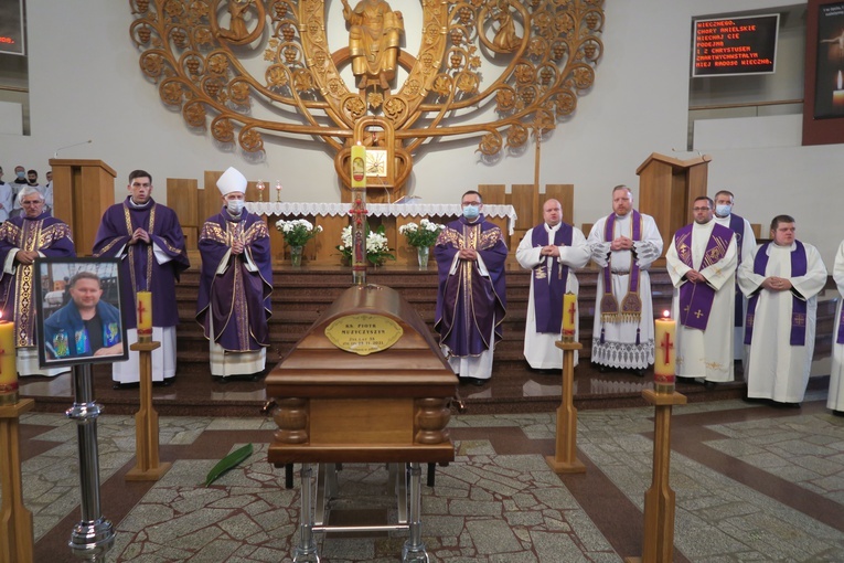 Płock. Pogrzeb ks. Piotra Muzyczyszyna