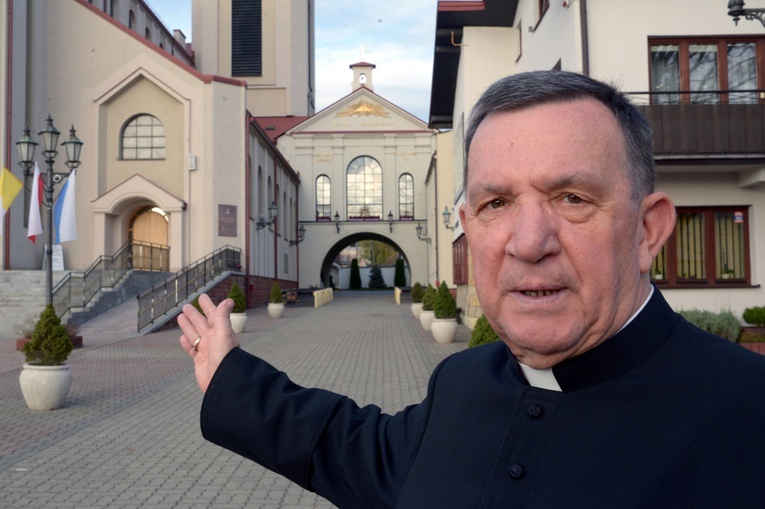 Kustosz przed skarżyskim sanktuarium.