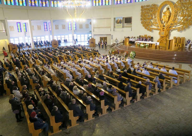 Wierni parafii św. Jadwigi Królowej w Płocku pożegnali ks. Piotra, który przez ostatnie trzy lata był wikariuszem w tej wspólnocie i katechetą w III LO.