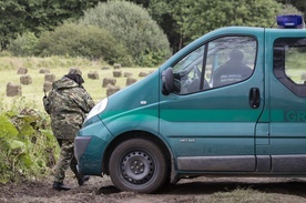 SG: atak ok. 100 migrantów na granicę w okolicach Białowieży