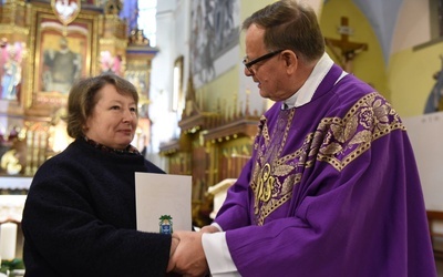 Pani Bożena od lat służy parafialnej wspólnocie fachową pomocą.