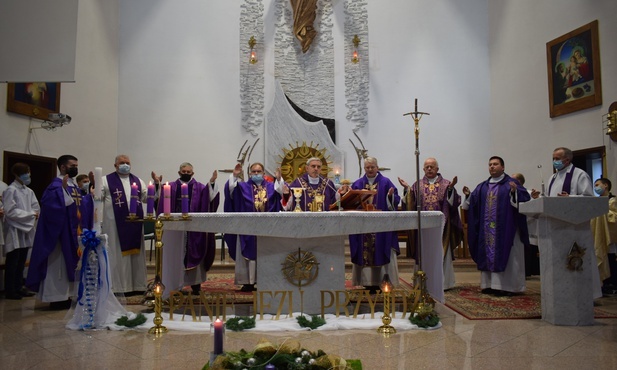 Uroczysta Msza św. w radomyskim sanktuarium.