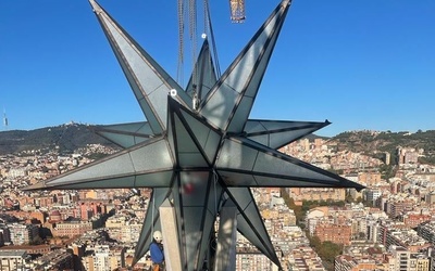 Sagrada Familia: Olbrzymia świetlista gwiazda zwieńczyła wieżę Matki Bożej