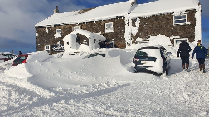 W. Brytania: 61 osób spędziło trzy noce w pubie odciętym od świata z powodu śnieżycy