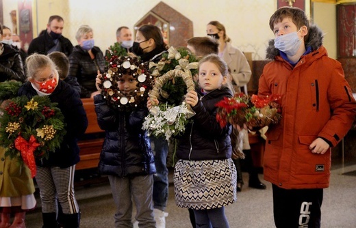 Adwentowe wieńce dzieci z Leśnej - 2021