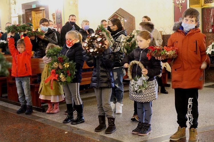 Adwentowe wieńce dzieci z Leśnej - 2021