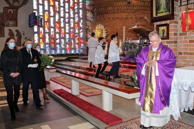 Biadoliny. Wprowadzenie relikwii św. Jana Pawła II