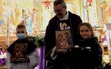 Ks. Piotr Sadkiewicz przekazał ikony Świętej Rodziny Basi i Mikołajowi, jako pierwszym dzieciom w Leśnej, które zgromadzą na modlitwie swoich domowników.