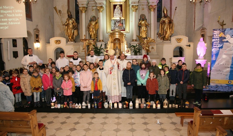 Każdy z uczestników pierwszych rorat (także bp Wojciech) otrzymał przypinkę, która zaświadcza o byciu "człowiekiem rorat".