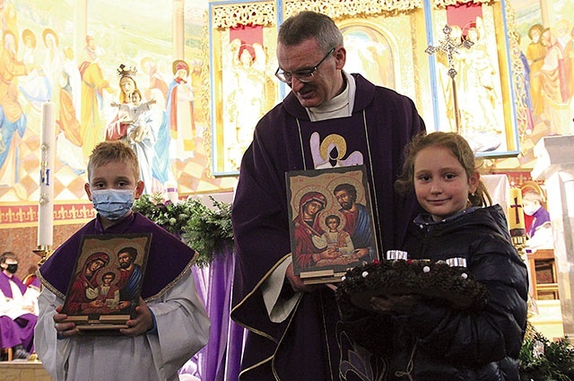 	Ks. Piotr Sadkiewicz i dzieci, które zabrały  do siebie ikony.