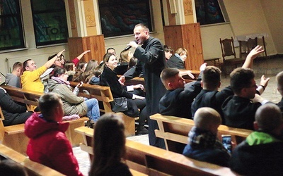 	– To, co najważniejsze w relacji z Panem – my to wiemy jako ludzie wierzący – tak naprawdę odbywa się w cichej relacji z Nim. On nie jest tym, który by się przekrzykiwał. Nieważne, co przeżywamy w życiu – czy jest nam smutno, czy mamy piękny dzień pełen sukcesów, zawsze możemy przyjść do Niego i Mu o wszystkim opowiedzieć – mówił kapłan.