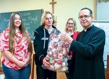 ▲	W dostarczeniu ozdób pod właściwy adres pomogą księża salezjanie.