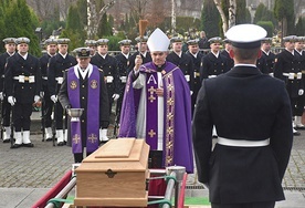 	Po Eucharystii wyruszył kondukt na cmentarz MW, gdzie przy Kwaterze Pamięci miała miejsce dalsza część uroczystości.