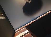 Nad całą ekspozycją góruje portret kapłana.