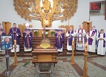 Ponad 70 duchownych wzięło udział w uroczystościach pogrzebowych, którym przewodniczył bp Piotr Libera.
