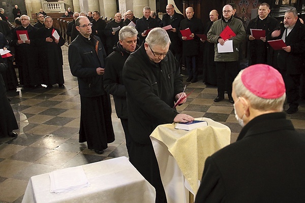 Nowi dziekani, wicedziekani i dekanalni ojcowie duchowni rozpoczęli posługę od złożenia wyznania wiary w płockiej katedrze.