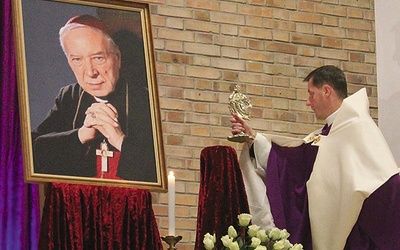 ▲	Portret beatyfikowanego we wrześniu kardynała na ołtarzu.