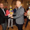 ►	Grzegorz Niemyjski (z lewej) przyjmuje nagrodę z rąk Tadeusza Krzakowskiego, prezydenta Legnicy.
