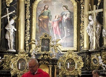 ▲	Proboszcz ks. Stanisław Kowalski sprawuje Eucharystię. Za nim, w ołtarzu głównym, m.in. XVIII-wieczny obraz przedstawiający patronów, cztery całopostaciowe  figury świętych,  czy nastawa maryjna  nad tabernakulum.
