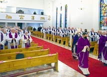 Mszy św. za zmarłych kapłanów przewodniczył bp Marek Solarczyk.