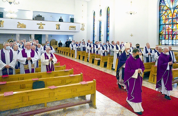 Mszy św. za zmarłych kapłanów przewodniczył bp Marek Solarczyk.