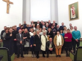 Słuchacze i wykładowcy w auli Jana Pawła II w radomskim seminarium.