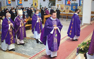 Eucharystia zgromadziła wielu kapłanów i wiernych.