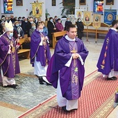 Eucharystia zgromadziła wielu kapłanów i wiernych.