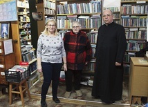 Ks. Wiesław Taraska w bibliotece parafialnej z wolontariuszkami (od lewej) Anną Górecką i laureatką zaszczytnego wyróżnienia.