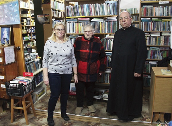 Ks. Wiesław Taraska w bibliotece parafialnej z wolontariuszkami (od lewej) Anną Górecką i laureatką zaszczytnego wyróżnienia.