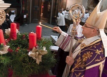 Biskup poświęcił katedralny wieniec adwentowy i zapalił na nim pierwszą święcę.