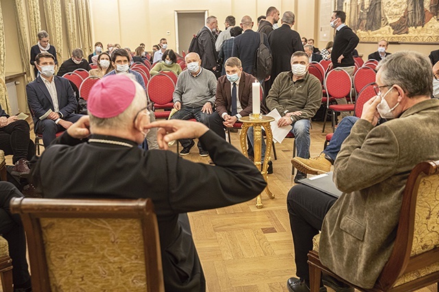 Bp Piotr Jarecki, który także włączył się w jedną z grup, przywołał słowa papieża Franciszka, że „wolą Chrystusa jest,  żeby Kościół trzeciego tysiąclecia był Kościołem synodalnym”.