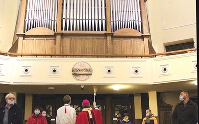 Elementem obrzędu poświęcenia jest dialog rozpoczynający się od słów: „Zbudźcie się, organy, instrumencie święty”.