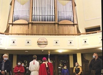 Elementem obrzędu poświęcenia jest dialog rozpoczynający się od słów: „Zbudźcie się, organy, instrumencie święty”.